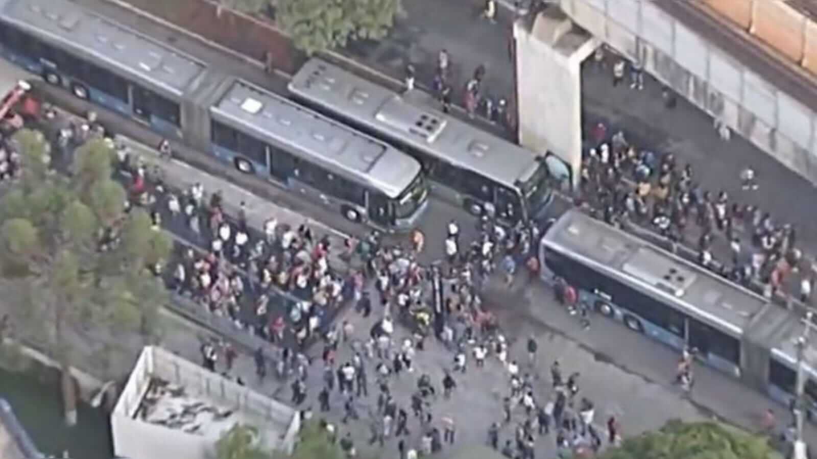 passageiros da CPTM na marginal pinheiros