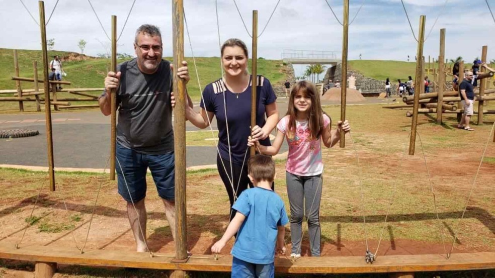 Marcel, Renata e a filha Beatriz, de 7 anos, com o garotinho que acolheram em sua casa há 16 meses