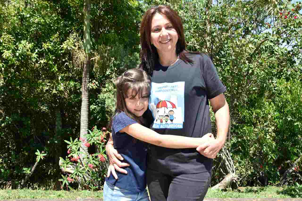 Alexandra sobre do serviço através de uma criança que estudava na mesma escola que a filha Melissa