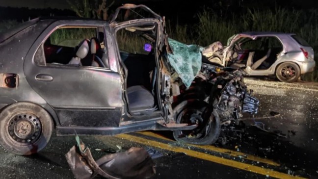 Carro destruído em acidente