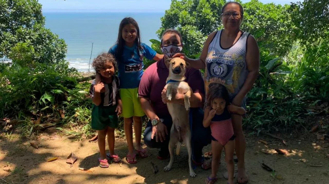 Família se reencontra com cão que foi resgatado por helicóptero da Polícia Militar