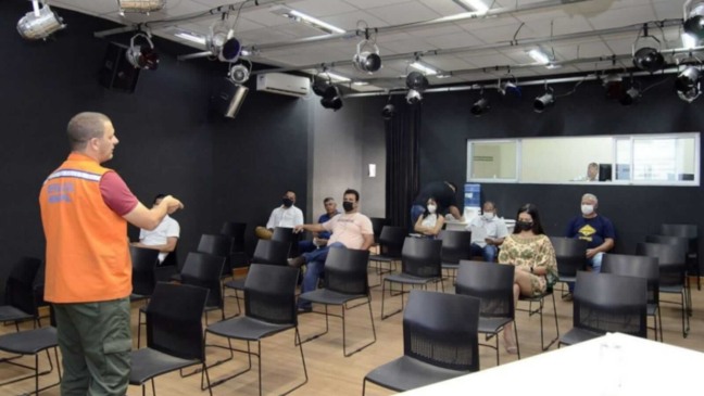 Funcionário da Defesa Civil de Várzea Paulista apresentando as novas estratégias para da volta das famílias às suas casa