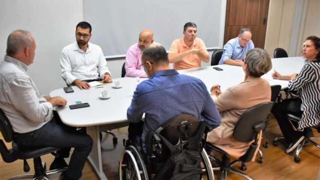 Fouaz em reunião na central de libras de Piracicaba