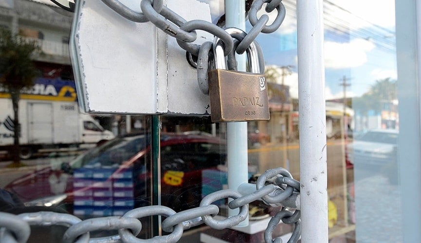 Foto de cadeado em portão