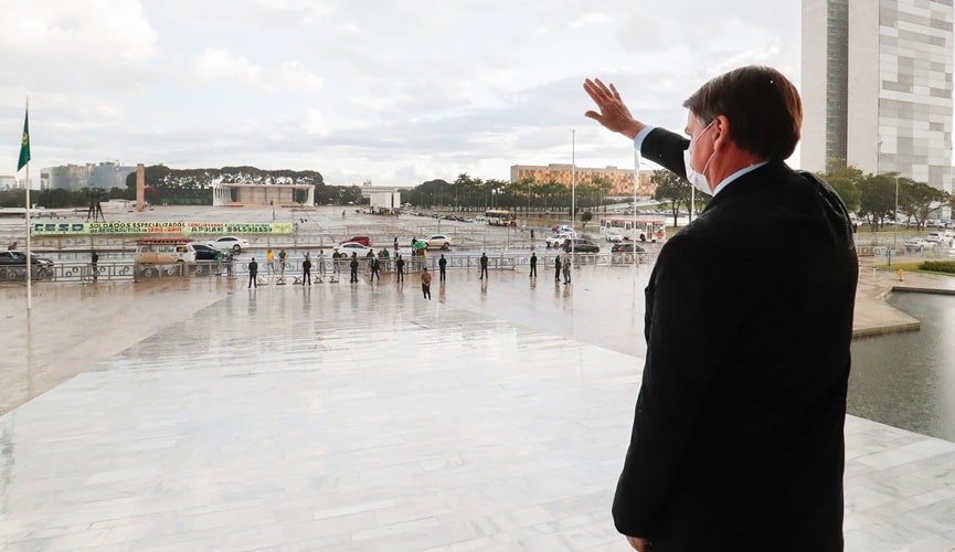 Foto de jair bolsonaro acenando para apoiadores