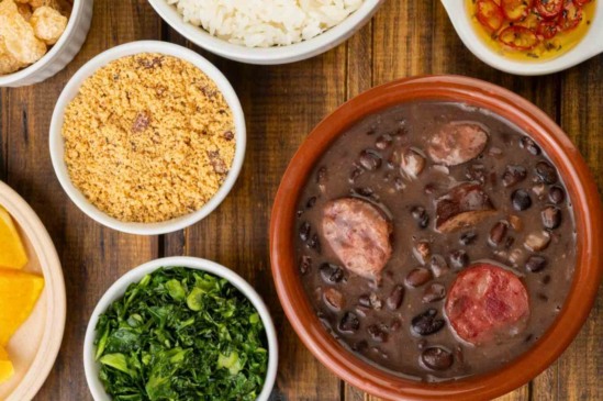 Sábado é dia de feijoada com música ao vivo no Jumpbarbecue