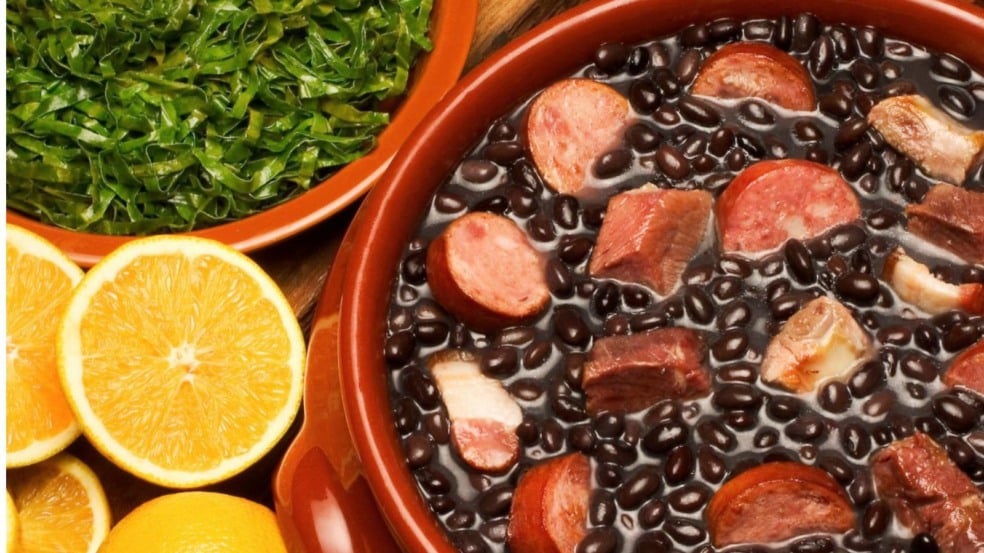 Feijoada com couve refogado e laranja.
