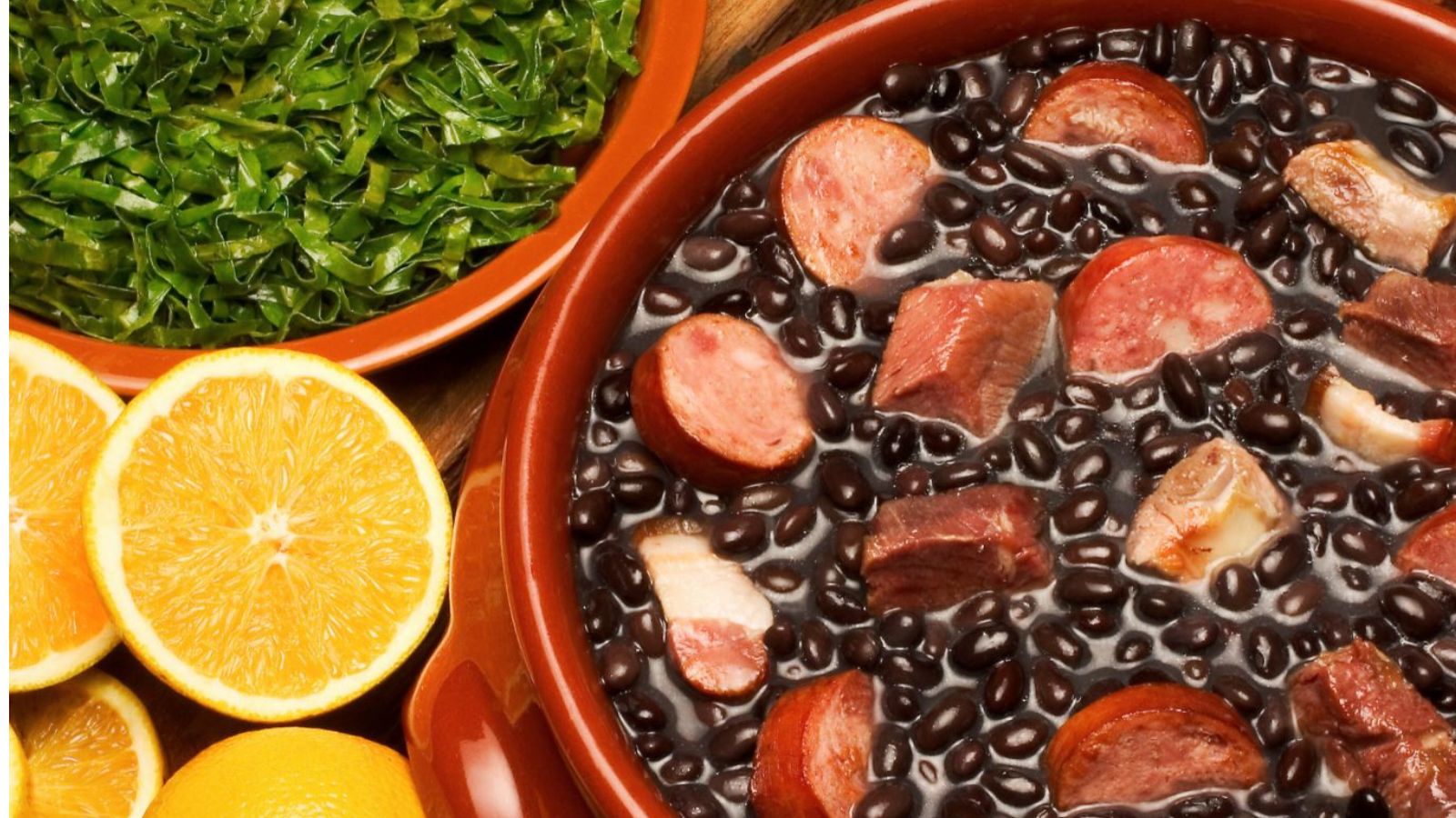 Feijoada com couve refogado e laranja.