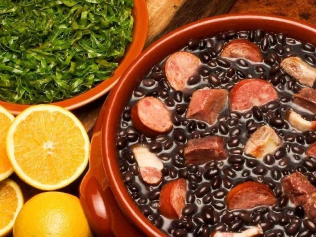Feijoada com laranja e couve ao lado