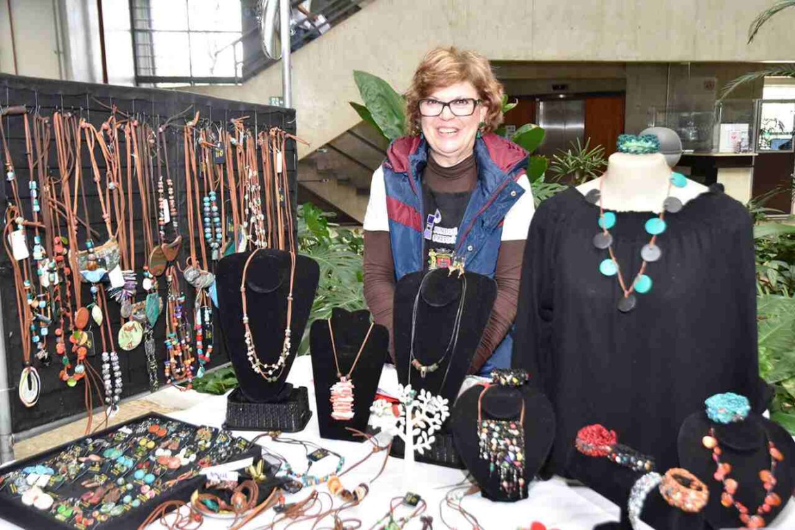 Fátima é uma das artesãs presentes na feira do Paço Municipal