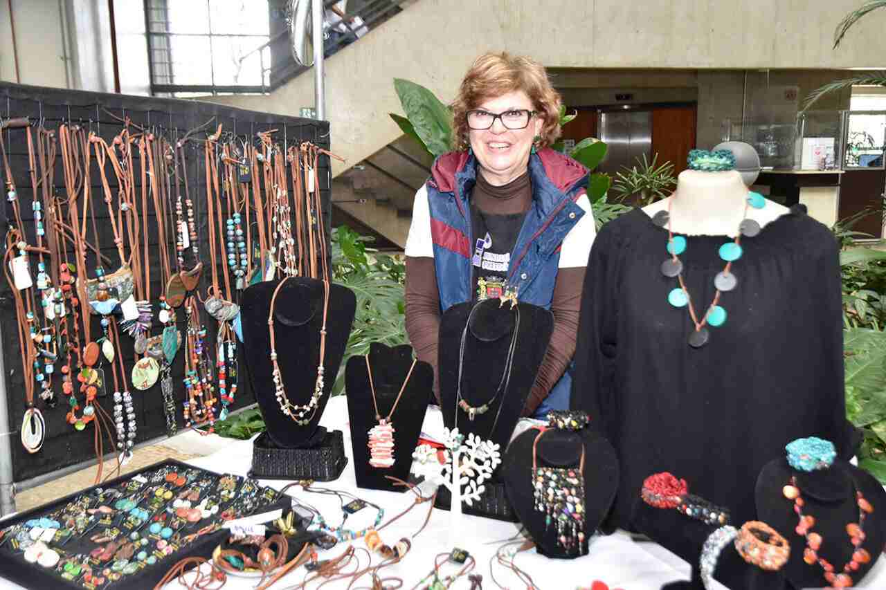 Fátima é uma das artesãs presentes na feira do Paço Municipal