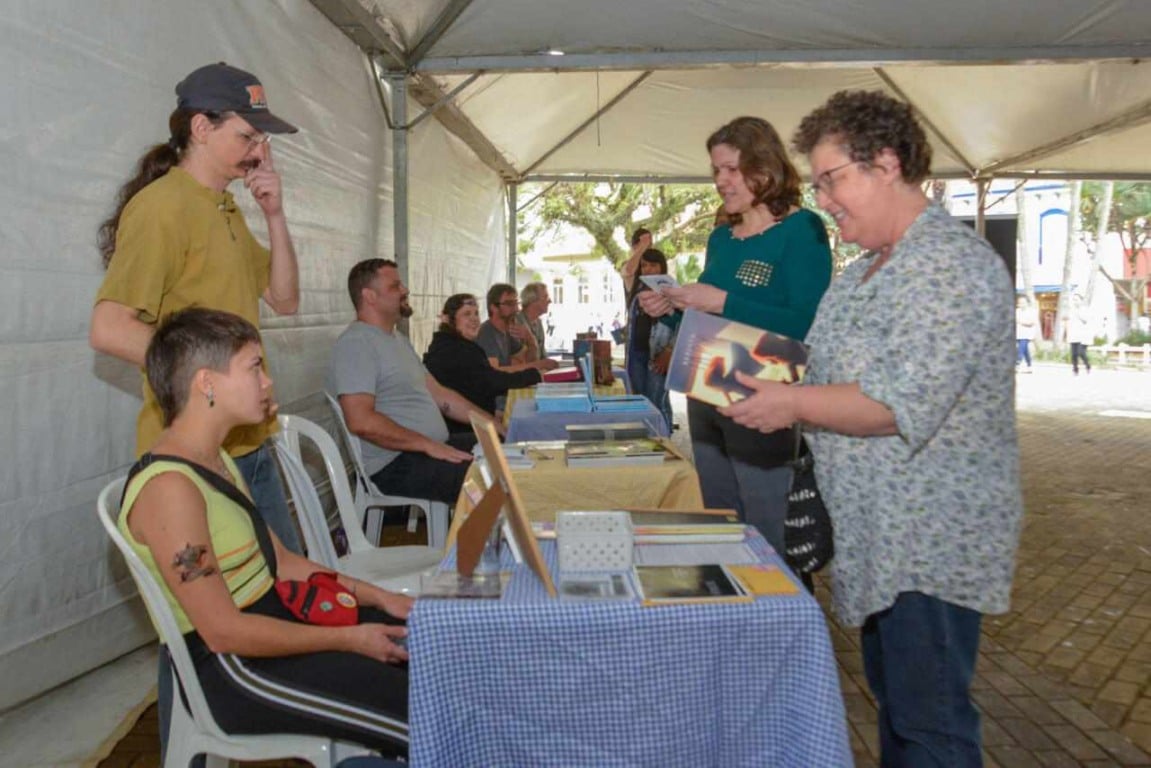 Feira Literária segue na Praça da Matriz nesta sexta (23) e desloca-se para a Biblioteca no fim de semana Feira Literária segue na Praça da Matriz nesta sexta (23) e desloca-se para a Biblioteca no fim de semana
