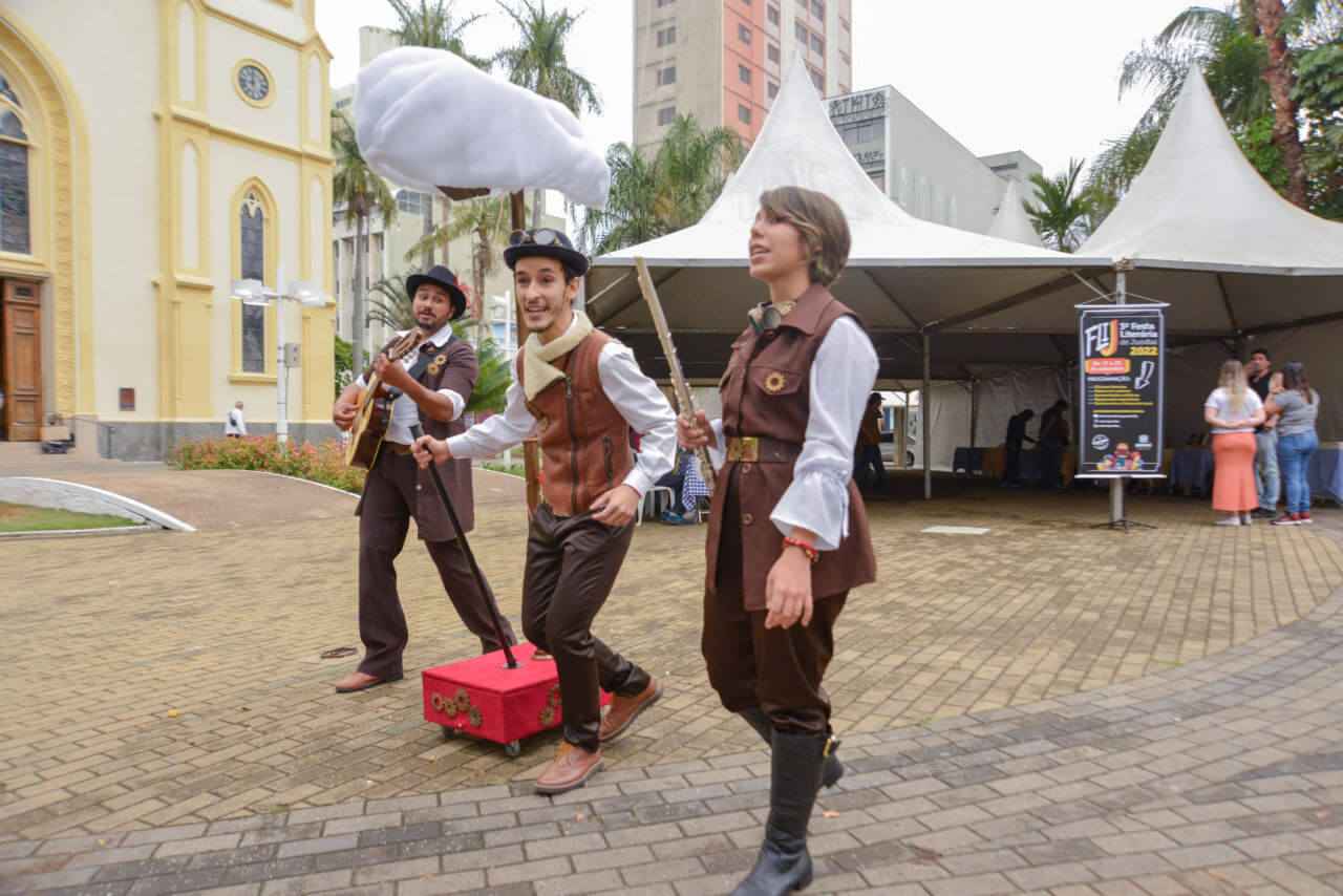 Feira Literária segue na Praça da Matriz nesta sexta (23) e desloca-se para a Biblioteca no fim de semana
