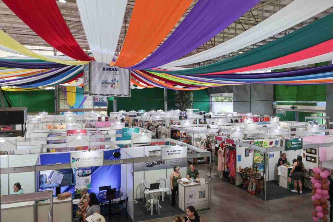 Vista aérea dos estandes da FENS em Jundiaí, com a participação do Clube da Estética, oferecendo hidratação facial gratuita.