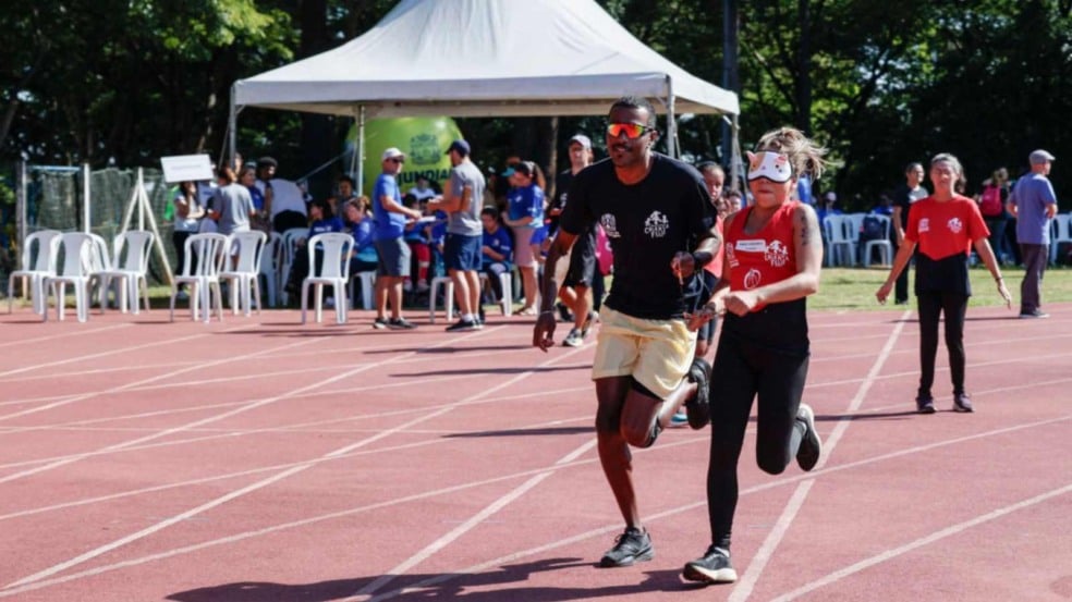 Foto de dois corredores em pista.