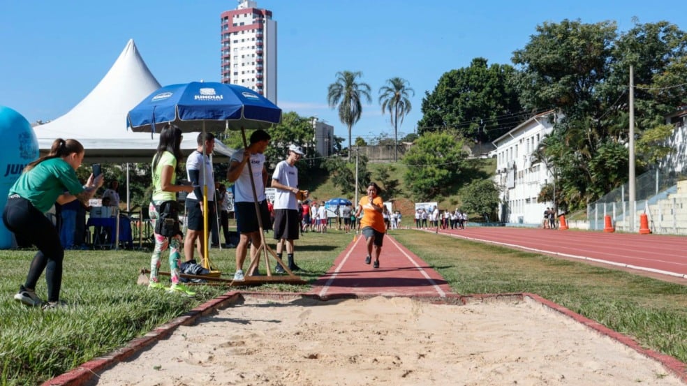 Jovens praticando esporte.