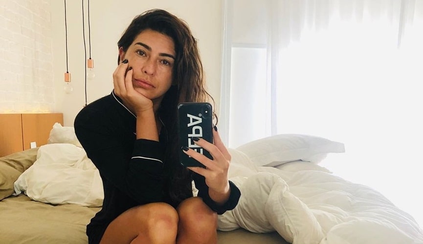Foto da atriz Fernanda Paes Leme sentada em cama Foto da atriz Fernanda Paes Leme sentada em cama