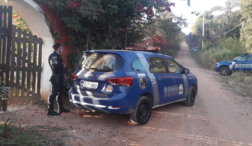 Foto de guardas municipais em estrada de terra Foto de guardas municipais em estrada de terra