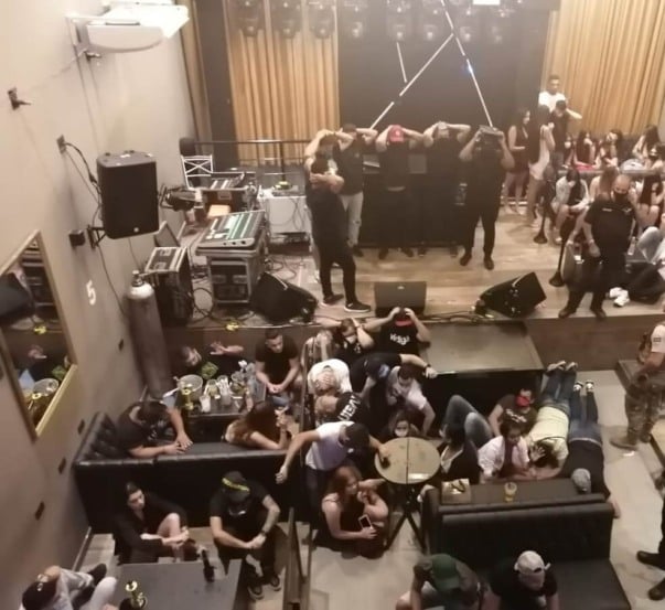 Festa clandestina. (Foto: Divulgação)
