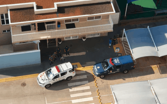 Viaturas da Guarda Municipal e Polícia Militar em frente a salão de festa