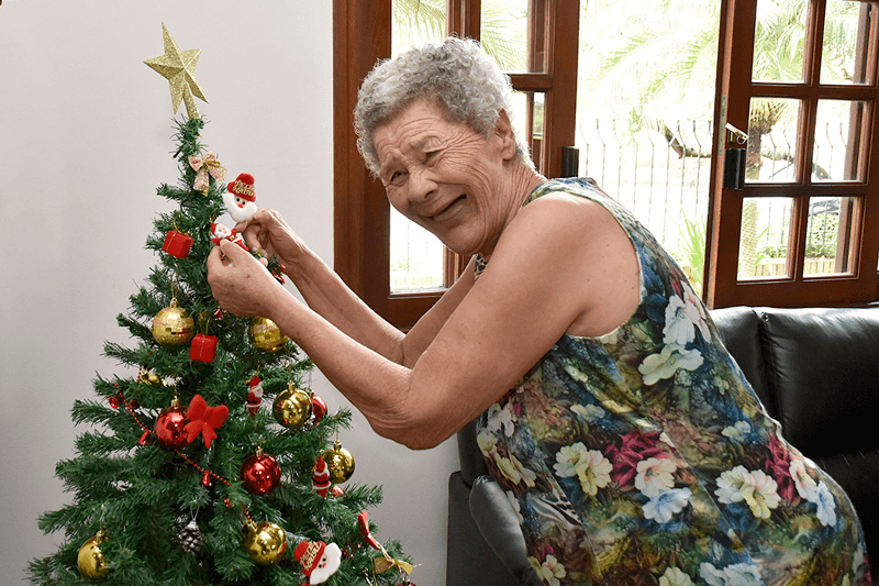 Senhora decora árvore de Natal