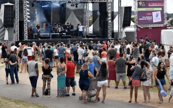 Grupo de pessoas curtindo apresentação musical em parque de Jundiai