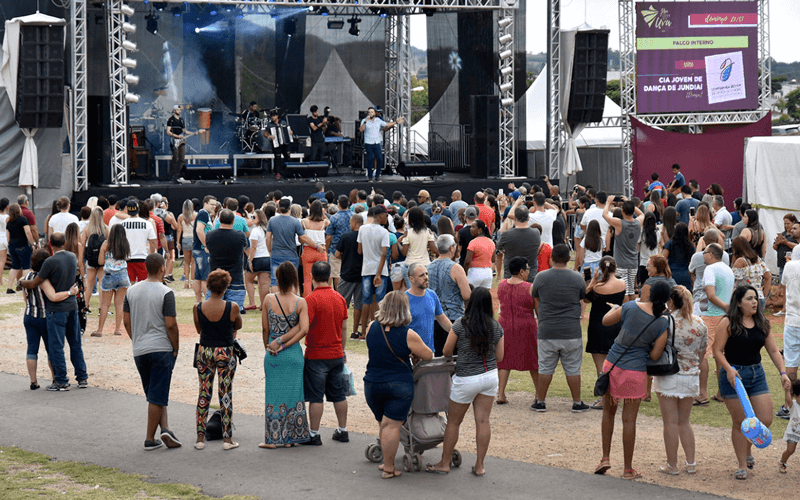 Grupo de pessoas curtindo apresentação musical em parque de Jundiai
