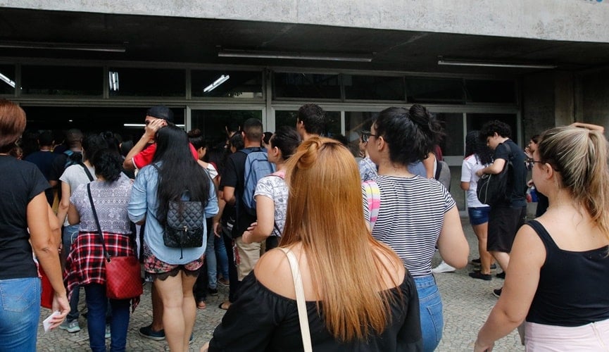 Foto de pessoas em portaria de colégio