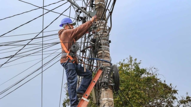 Técnico atua no reordenamento da fiação aérea em poste de Jundiaí, SP.