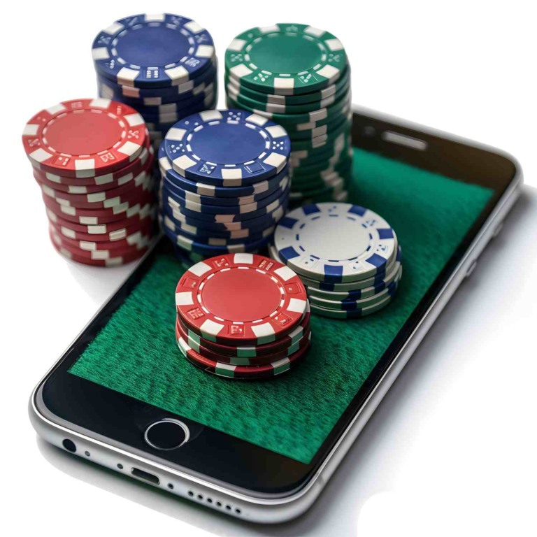 Fichas de pôquer coloridas empilhadas sobre um smartphone, representando apostas online no Betmotion.