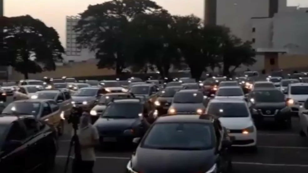 Carros de fiéis que participaram no culto drive-in em Jundiaí
