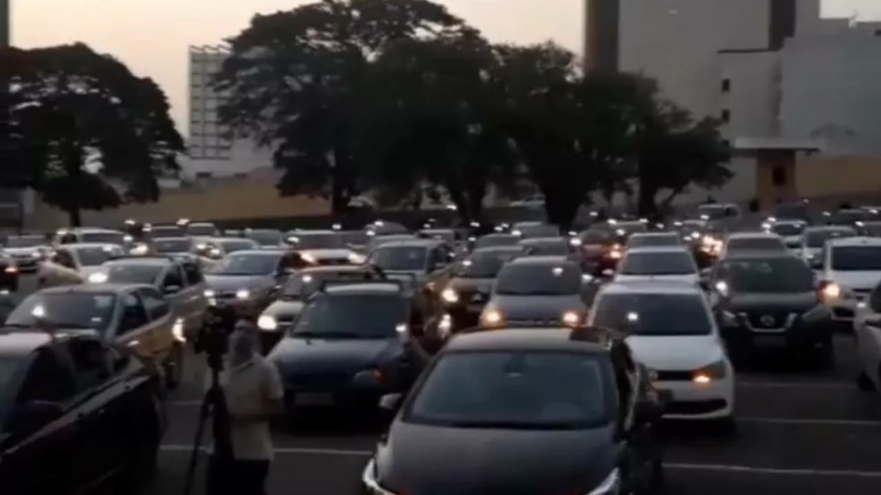 Carros de fiéis que participaram no culto drive-in em Jundiaí