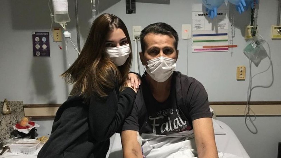 Julia (16) e seu pai Ramon, que faleceu por leucemia em 2019.