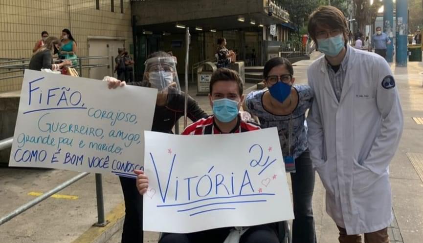 Foto de homem em cadeira de rodas deixando hospital