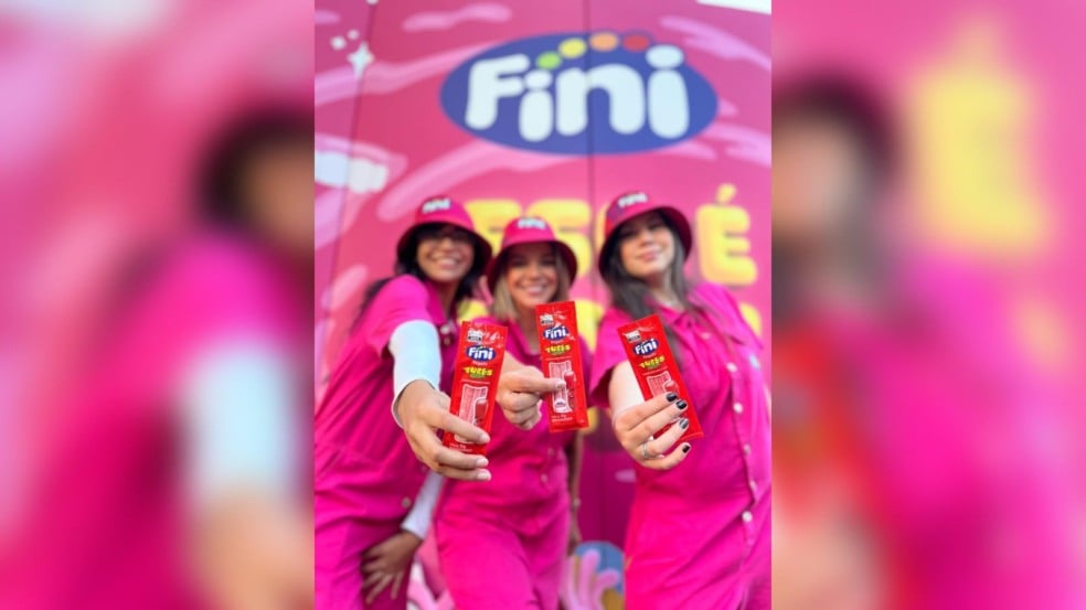 Moças com uniforme da Fini.