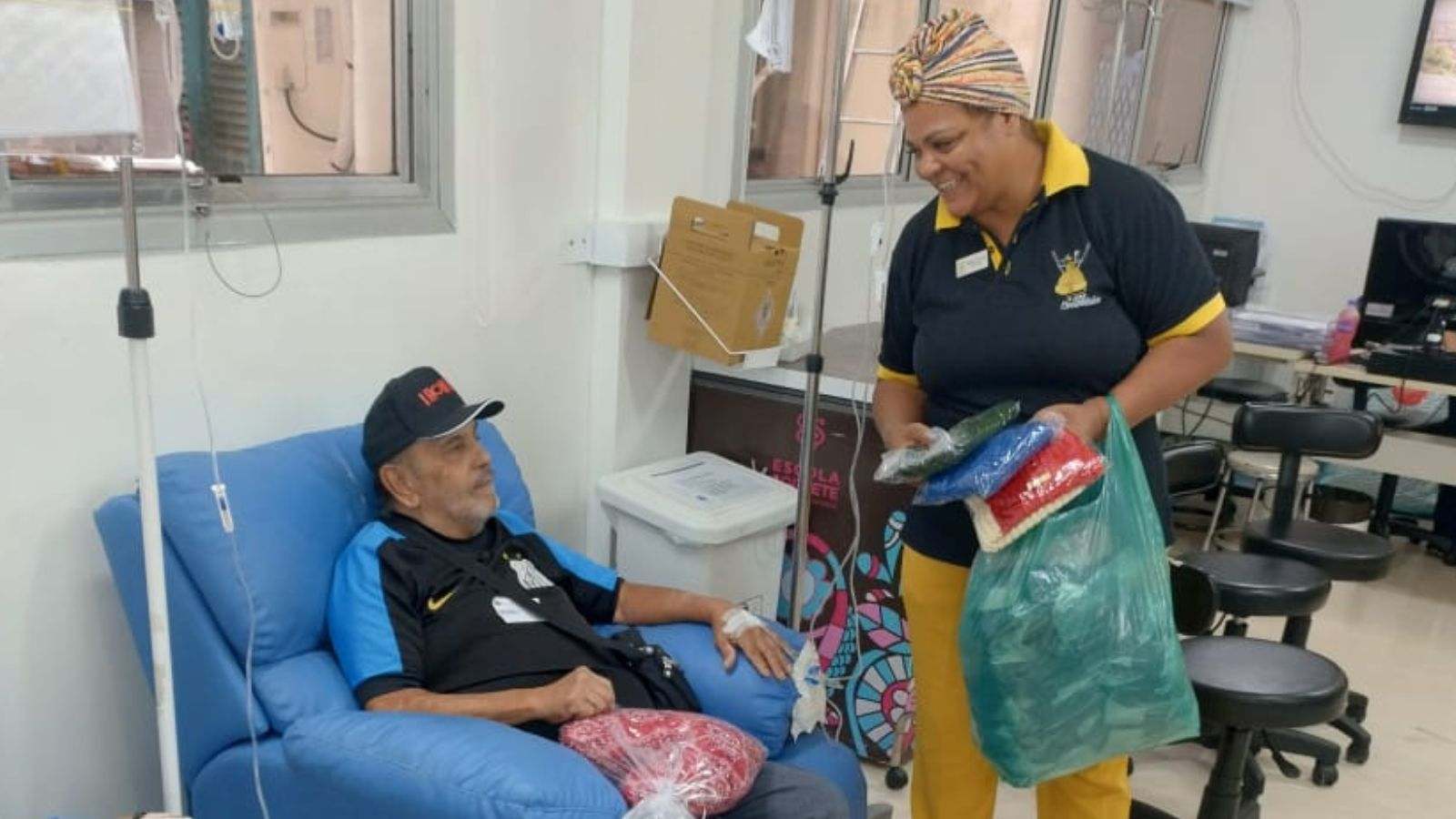 Paciente em tratamento recebendo doação de Mara Gisele.