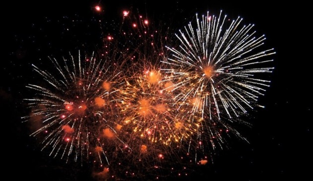 Fogos de artifícios no céu de noite