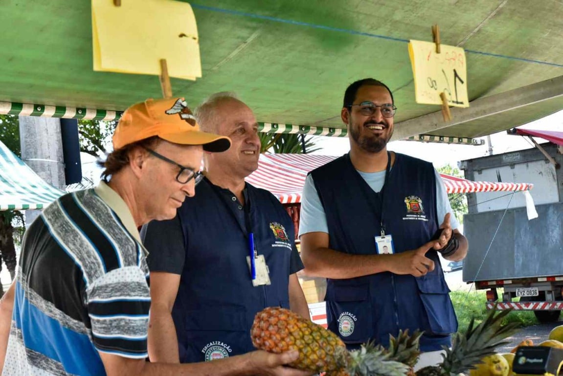 Fiscais de Jundiaí nas feiras livres da cidade