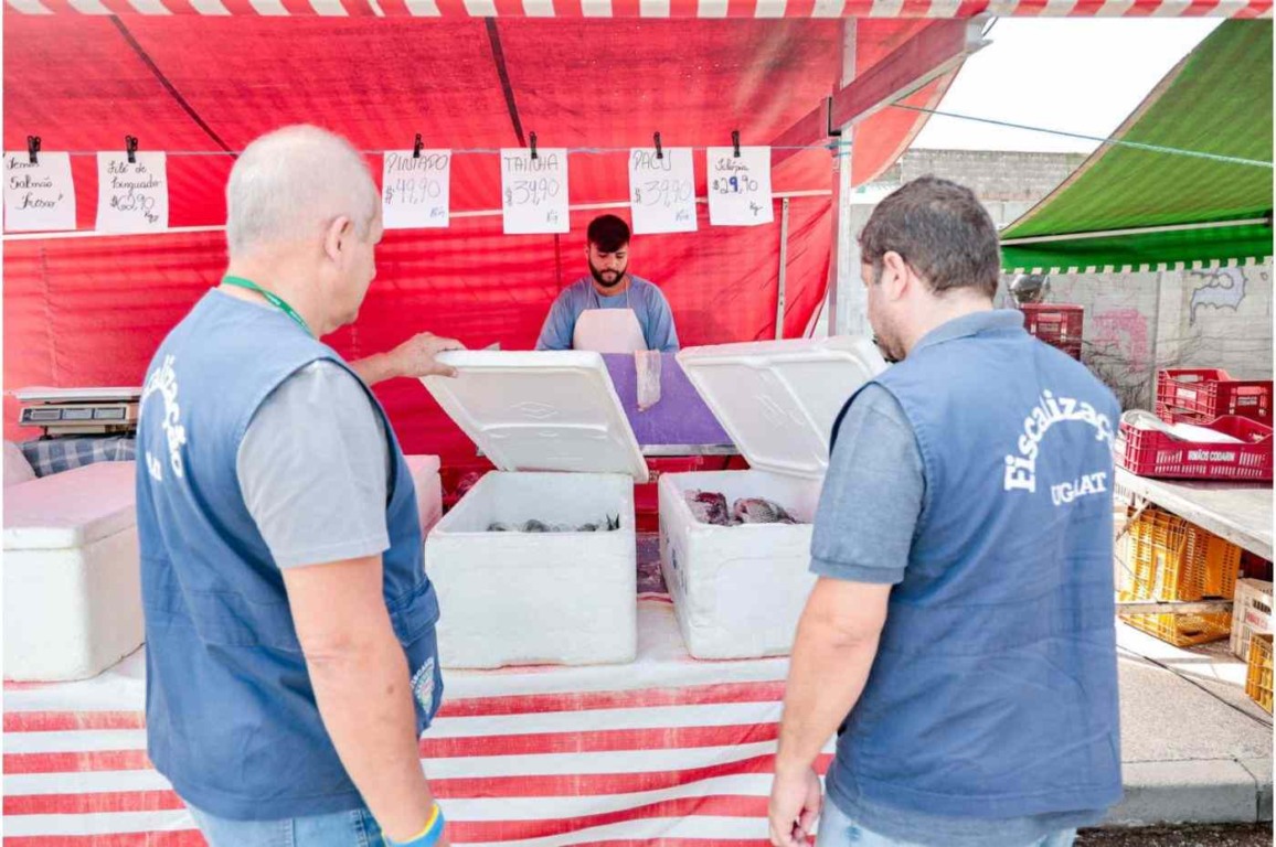 Fiscais da UGAAT inspecionam bancas de pescados em feira livre de Jundiaí durante a Semana Santa.