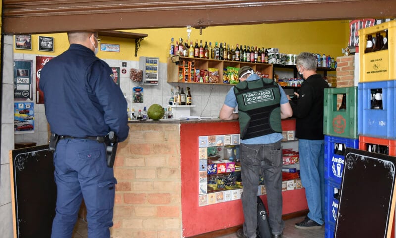 Fiscalização do Comércio e Vigilância Sanitária reforçam fiscalização na Vila Maringá