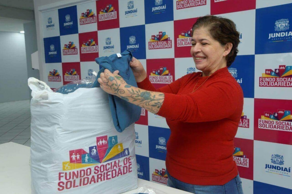 Mulher vendo doações em saco plástico