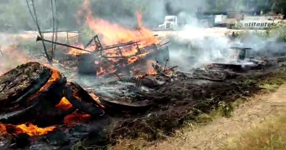 Área de mata atingida por incêndio em Várzea Paulista.