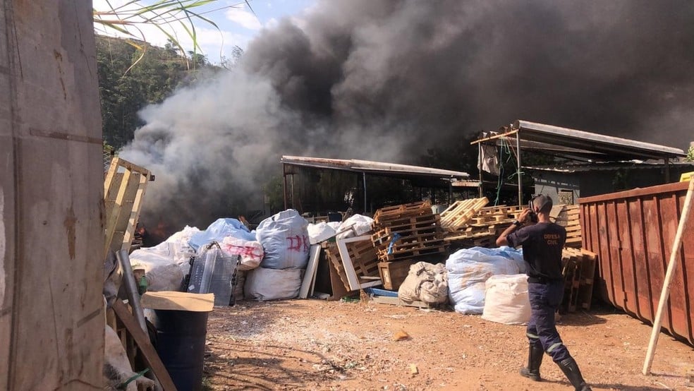 Combate ao fogo em depósito em Campo Limpo Paulista
