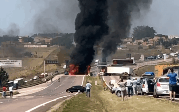 Rodovia foi fechada nos dois sentidos. (Foto: Arquivo Pessoal/Reprodução G1)