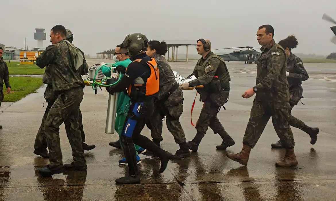 Forças armada em atuação nos resgates de vítimas das enchentes do RS Forças armada em atuação nos resgates de vítimas das enchentes do RS