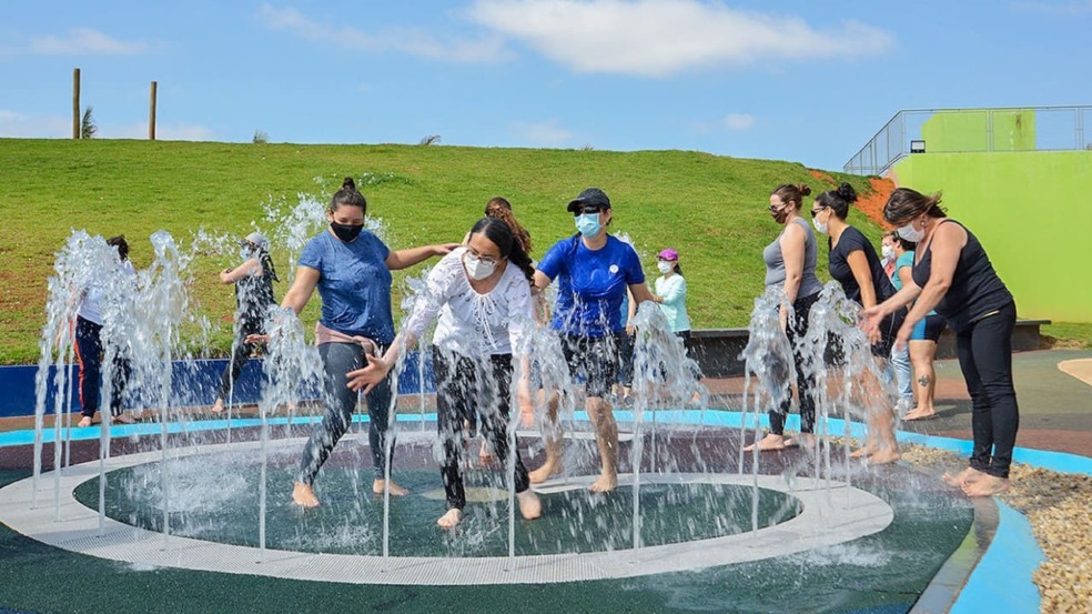 Crianças brincando em fonte de água