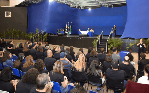 Imagem panorâmica da cerimônia no Parque da Uva