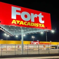 Fachada iluminada do Fort Atacadista em Jundiaí com letreiro vermelho destacado à noite.