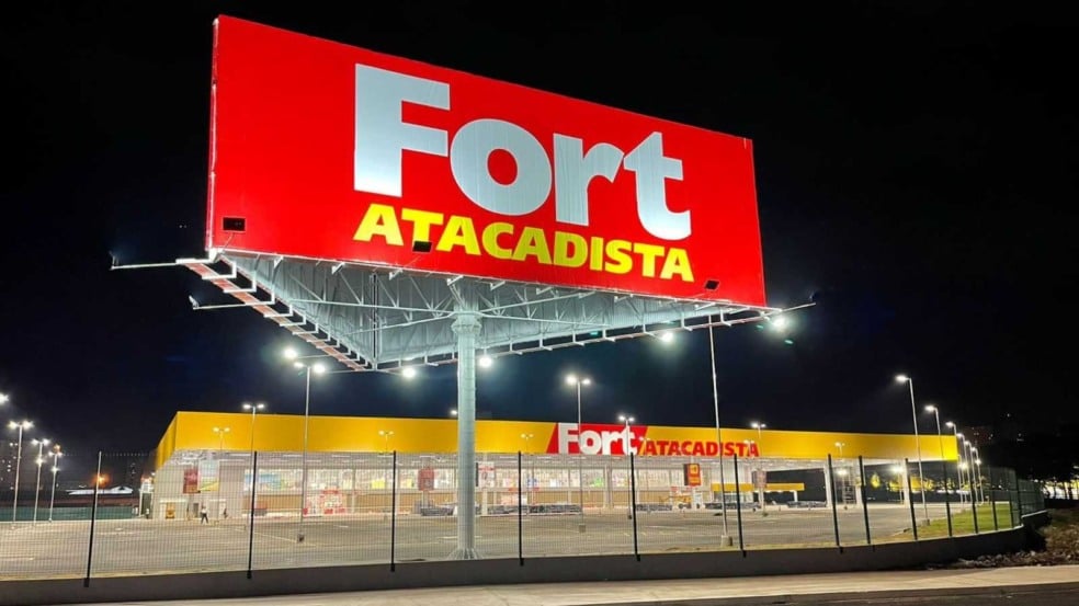Fachada iluminada do Fort Atacadista em Jundiaí com letreiro vermelho destacado à noite.