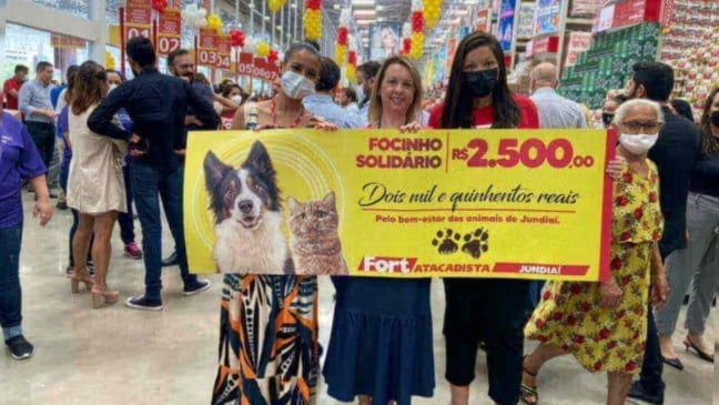 Cheque simbólico para compra de ração, no valor de R＄ 2.500, doado ao projeto Focinho Solidário.